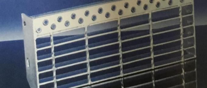 층계 보행에 사용되는 뜨거운 담궈진 직류 전기를 통한 강철 격자판