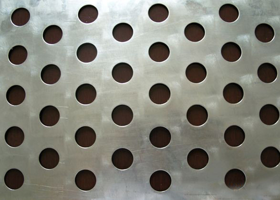 중국 둥근 구멍은 강철판을, Q235 강철에 의하여 직류 전기를 통한 꿰뚫린 장 꿰뚫었습니다 협력 업체