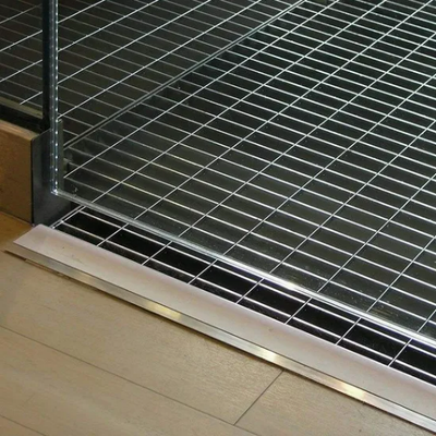 Hot DIP Galvanized Steel Grating with 25x5mm Bearing Bar and Serrated Style for Industrial Walkways