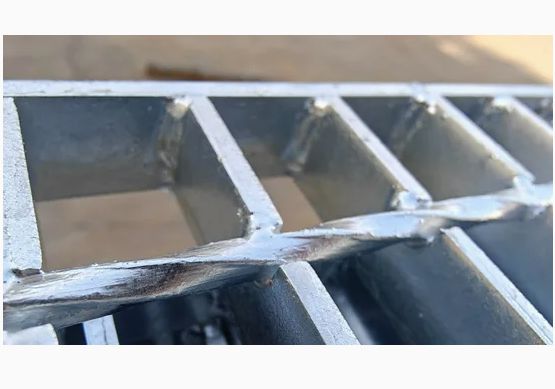 핫 DIP 젤리화 catwalk serrated Grating 금속 통로 스테인리스 스틸 웰드 바 플랫폼 철 Grating