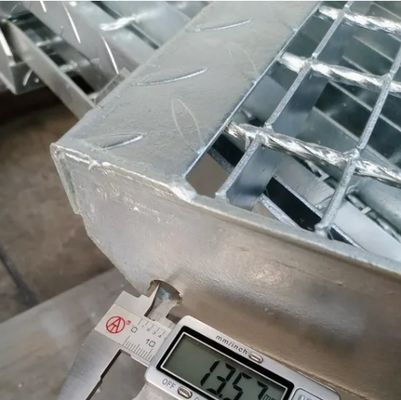 Q235 A36 SS304 Galvanized Steel Stair Treads with Hot Dipped Galvanizing and Slip Resistant Nosing